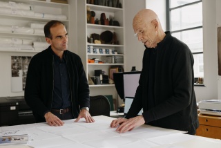 Joel Meyerowitz y Miguel López-Remiro trabajando el 8 de febrero en el estudio del artista en Londres. Realizada por el fotógrafo Ciro Frank Schiappa — Cortesía del Museo Picasso Málaga