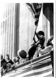 El president de la Generalitat, Josep Tarradellas, cogiendo la enxaneta en el balcón del Ayuntamiento de Tarragona, durante la Diada de Santa Tecla del año 1978. Foto Chinchilla. Centre d´Imatges de Tarragona / L´Arxiu
