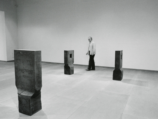 Eduardo Chillida junto a la escultura Iru Burni. Foto: Jesús Uriarte — Cortesía de Chillida Leku