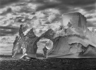 Iceberg entre la Isla Paulet y las Islas Shetland del Sur, en el Mar de Weddell. Península Antártica. Enero y febrero de 2005. © Sebastião Salgado/Amazonas Images/Contacto