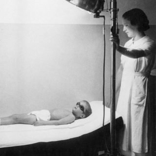 Rafael Vilarrubias. Igualada, 8 de Julio de 1937. Clínica de maternidad. Niño en tratamiento.