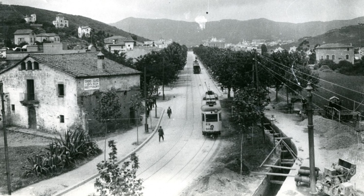 Tramvia al seu pas pel Passeig Maragall en obres. A mà dreta Torre Llobeta, 1927.  AMDHG.