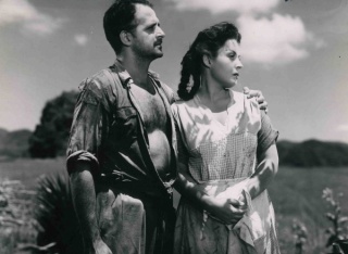 Pictured left to right: David Silva and Xonia Benguria in CASTA DE ROBLE, 1954, Cuba, directed by Manolo Alonso; Credit: Permenencia Voluntaria