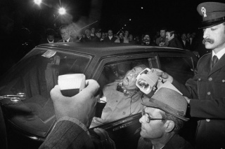Michele Reina, líder regional da Democracia Cristã, assassinado diante da mulher por dois matadores, Palermo, 1979. Foto de Letizia Battaglia
