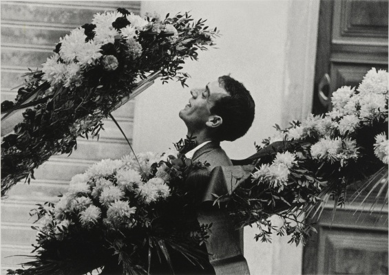 Ferdinando Scianna, Italia, Sicilia, Bagheria. Portatore di ghirlande, 1962. Fondazione per l’Arte Moderna e Contemporanea CRT.