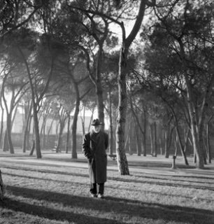Nicolás Muller. Don Pío Baroja paseando por el retiro, Madrid 1950 © NICOLAS MÜLLER — Cortesía del Festival PHotoEspaña