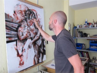Mario Rodríguez Ruiz pintando en el estudio