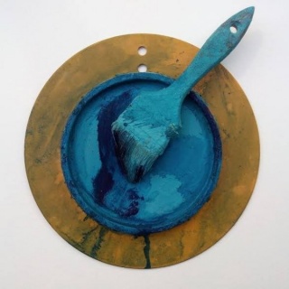 \"Comer el Azul\", 2016, pintura y pigmentos sobre objetos encontrados, 33 x 27 x 4,7 cm