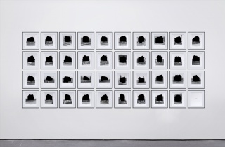 Marlon de Azambuja, Framework Houses, 2015, rotulador negro sobre páginas de libro de Bernd y Hilla Becher — Cortesía del artista