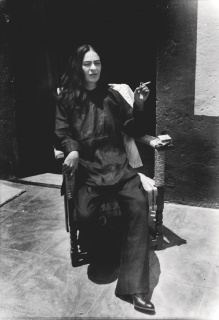 ANTONIO KAHLO. Frida dressed as a Chinese, Coyoacan, Mexico DF, 1947 — Cortesía de PHotoEspaña