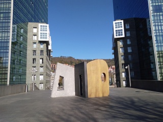 Escultura Sin titulo en Isozaki Atea de Bilbao