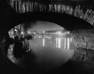Brassaï (1899-1984). La pasarela de Solférino vista a través del Pont Royal. París, 1931. Estate Brassaï Succession, Paris © Estate Brassaï Succession-Philippe Ribeyrolles.