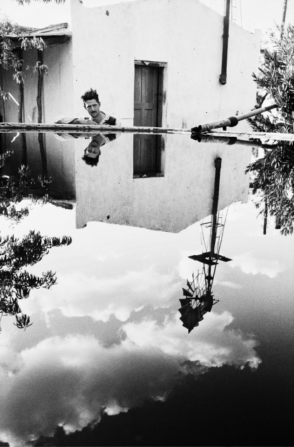 David Goldblatt, “Man building his house, Marselle Township, Kenton-on-sea. 08 July 1990”, 1990 | © The David Goldblatt Legacy Trus