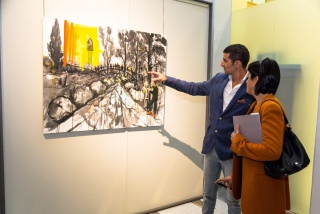 Inauguración de la exposición con el artista explicando sus obras – Cortesía de la Fundación Unicaja