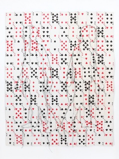 Pedro Valdez Cardoso. No winner, no looser, 2006. Cartas de jogar, cartolina e linha, 87x68 cm. – Cortesía de la Galeria 111