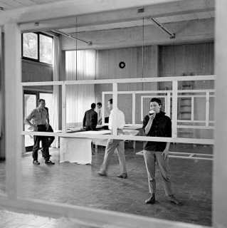 Klaus Krippendorf, Klaus Willy, Klaus Franck e Angela Goldring preparando a exposição anual dos alunos, hfg, 1954. Foto de Alexandre Wollner / Acervo IMS