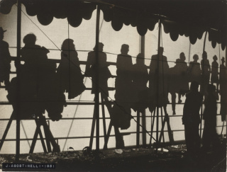Julio Agostinelli. Circus (Circense). 1951. Gelatin silver print, 11 7/16 × 15 in. (29 × 38.1 cm). The Museum of Modern Art, New York. Acquired through the generosity of Richard O. Rieger. © 2020 Estate of Julio Agostinelli — Cortesía del MoMA