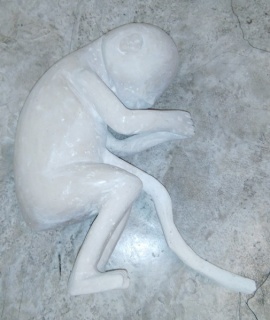 Rocío Rodrigo, Feto. Escultura en mármol, 13x43x40 cm.