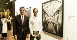 Íñigo de la Serna, Ministro de Fomento (izqda.) con el artista el italiano Filippo Poli, ganador del premio