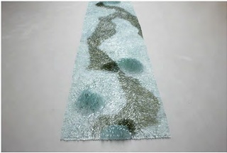 Isa Melsheimer, Lichthof, 2008, Glass, silicone and plastic tarpaulin, 35x100x660 cm. – Cortesía de la Galería Elba Benítez
