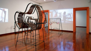Installation of Joaquín Orellana: The Spine of Music at Americas Society. (Image: Alexander Perrelli) — Cortesía de Americas Society