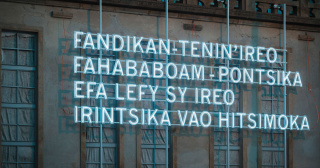 Joël Andrianomearisoa, Translations of All Our Lost Passions and Our Future Desires, 2021. Light installation, 248 x 810 cm. Photo: Lukáš Masner — Cortesía de Kunsthalle Praha