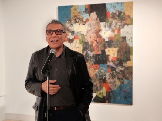 Hanoos presentando su obra en la Casa Árabe de Madrid