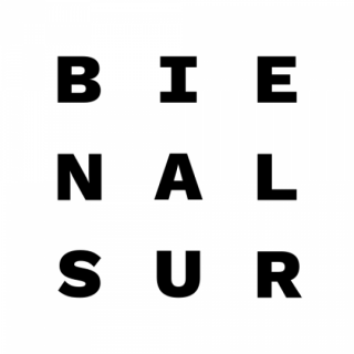 Logotipo. Cortesía de BIENALSUR Bienal Internacional de Arte Contemporáneo de América del Sur