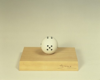 Joan Brossa, DAU RODÓ, 1969 -1982. Poem-Objecte, Ink on plastic, 14x10x16cm (urn) — Cortesía de 3 Punts Galeria