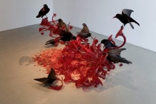 Javier Pérez, Carroña, 2011. Vidrio de Murano y cuervos disecados. Dimensiones variables. Colección del artista