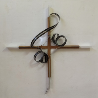 Leo Burge. MTF II: Quadrilobe; Cruz de madera, tiras de aluminio y carbono pintado con resina — Cortesía de CarrerasMugica