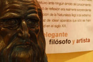 Réplica del busto de Da Vinci, realizado a partir de las mismas medidas que el original, que se encuentra en su casa natal, en Vinci. Foto Nacho Valentia © Fundación Sophia.