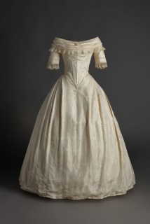 Vestido de novia en seda labrada con aplicación de encaje. Ca. 1840. Museo del Traje CIPE © Pablo Linés Viñuales