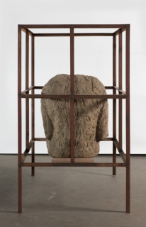 Magdalena Abakanowicz, Figure in Iron House, 1989-90, resina y hierro, 147,8x111,1x88,9 cm.