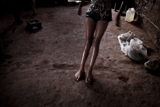 Stefani dentro de la casa, mojada después de un baño en el río. Aldeas Bananal, Maranhão, Brasil, 2012. Fotografía digital.