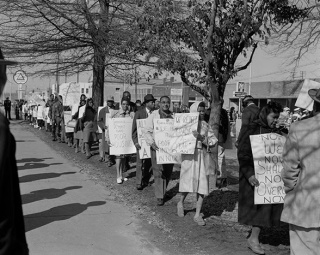 Henry Clay Anderson. Image of a civil rights protest outside Greenville City HallJanuary 25, 1965. Collection of the Smithsonian National Museum of African American History and Culture — Cortesía del CA2M