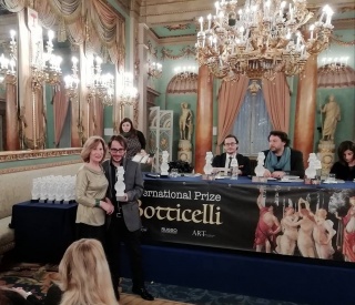 Acto de entrega del premio en el Salón de los Espejos, Palacio Borghese de Florencia.