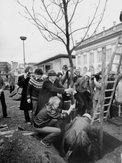 Joseph Beuys plants the first tree of 7000 oaks - city forestation instead of city administration, documenta 7 in Kassel, March 16, 1982, Photo: Dieter Schwerdtle, © documenta archiv, Joseph Beuys/VG Bild-Kunst, Bonn 2021