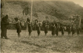 Fotógrafo anónimo. Indígenas shuar - achuar `saludando al misionero, Padre Mattana´, circa 1894