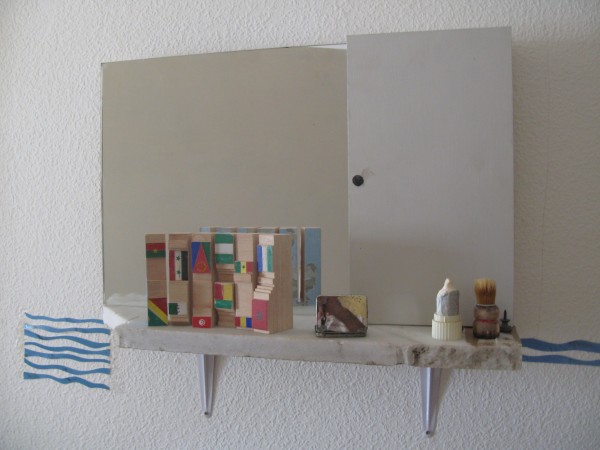 Luis Vázquez, Espejo de baño, 2016. 64 x 43,5 x 35 cm. Montaje.