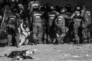 Durante una protesta en la ribera del río Mapocho, una integrante de la Asamblea Coordinadora  de Estudiantes Secundarios (ACES) es detenida brutalmente por carabineros de Chile.  Santiago de Chile, 28 de octubre de 2011.