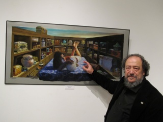 J. Méndez ante una de sus obras – Cortesía de Casa de Galicia