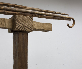 Jacobo Castellano: Campano (detalle), 2020. Iroko y madera tallada. 205x232x240 cm. — Cortesía de la galería Juan Silió