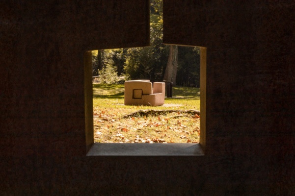 Imagen de Chillida Leku con la obra Harri VI (1996) Foto: Alex Abril — Imagen cortesía del Chillida Leku