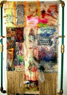 Gustavo Puente, Seducción -. Materiales: tul de seda y tejidos diversos. Fondo de cáñamo. 195 x 95 cm.