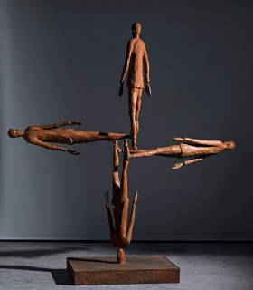 Roberto Barni, Incrocio, 2015, bronce patinado 235x220x79 cm. — Cortesía de la galería Marlborough