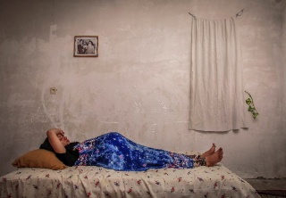 Mohsen Kaboli. Madre sustituta: Zahra descansa en la casa de su madre en los últimos meses de embarazo — Cortesía de la Real Academia de Bellas Artes de San Fernando