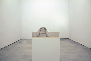 Enrico Castellani, Spartito, 1969-2004. Hojas de papel sobre madera, 35x100x35 cm. – Cortesía de la Galería Cayón