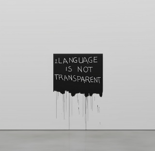 Mel Bochner, El Lenguaje no es transparente, 1970-2024. Acrílico y pastel al óleo sobre pared. 182,88 x 121,92 cm. — Cortesía de la galería Cayón