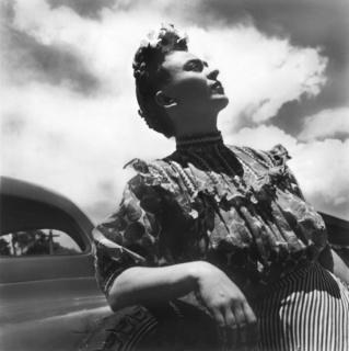 Leo Matiz, Frida Kahlo recargada en el auto en Coyoacán, México 1943